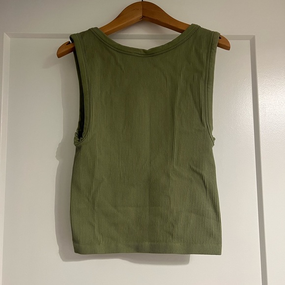 Aritzia Sunday Best Sinchseamless Crop - Picture 3 of 5